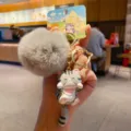 Süßer Plüsch Bommel und Cartoon Katze Schlüsselanhänger, flauschiger Taschenschmuck. - Chi Katze