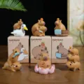 Süße Wasserschwein Harz Figuren Set für Heim Büro Tisch und Auto Dekoration Geschenke. - Kapibara Serie (6er-Set)