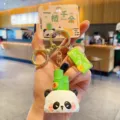 Süßer Harz Panda Bambus Schlüsselanhänger mit Glückskarte und grünem Anhänger für Taschen. - Blühender Reichtum