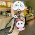 Süßer Cartoon Panda Schlüsselanhänger mit rosa Puppe und Bambusgurt, stylischer Taschenanhänger. - Kleine wattierte Baumwolljacke / OPP-Beutel-Verpackung