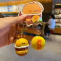 Niedlicher Cartoon Bienen Schlüsselanhänger mit Dollar Anhänger, stylisches Accessoire für Tasche Auto. - Biene mit Goldmünze / Gold