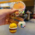 Süßer Cartoon Bienen Schlüsselanhänger mit Farbpalette Anhänger, niedlicher Taschenschmuck. - Biene mit Palette / bunt