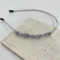Primo piano del cerchietto in metallo argentato con texture lavica e pietra lunare. - Argento