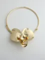 Exaggerierte goldene metallische 3D Orchideen Blumen Choker Halskette für Damen Statement Schmuck. - Gold