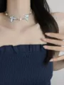 Girocollo con catena di farfalle in metallo argentato e strass dettaglio moda estate. - Stile Collana / Collana bianca