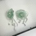 Detailansicht mintgrüner Mesh-Blumen-Ohrringe mit Perlen- und Kristallkettenquasten. - Minzgrün Blumen Perle Ohrringe (Z-2224)