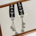 Nahaufnahme von ethnischen Vintage-Haarspangen mit Fransen, Rosen- und Schmetterlingsmotiven. - Schmetterling-Stil (Z-3742)