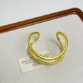 Doppelter gebürsteter offener Armreif minimalistischer Metall Handschmuck Detail - Gold-Stil (Z-3743)