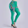 Vista detallada de los leggings verdes para mujer con estampado de mariposas y cordones. - Verde