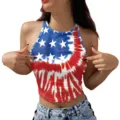 Detailansicht des amerikanischen Flaggen Tie-Dye Halter Crop Tops mit lebendigem Print. - S / Batik-Optik - Sterne