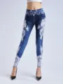 Detaillierte Nahaufnahme elastischer Leggings in Jeansoptik mit weißem Spitzenblumenmuster. - S / Unterteile / Marineblau Stil 3 (Denim Spitze Schmetterling)