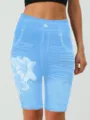 Detailansicht hochgeschnittene Fake-Jeans Shorts mit Blumenmuster und elastischer Passform. - S / Himmelblau
