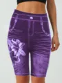 Detailansicht der hochgeschnittenen Jeans-Print-Shorts mit Blumenmuster und elastischer Passform. - S / Lila