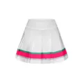 Nahaufnahme des weißen Falten-Tennisrocks mit grün-rosa-grauen Streifendetails am Saum. - Körpergröße 140 cm / Rosa
