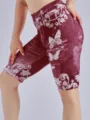 Detailansicht der weinroten High-Waist Shorts mit Jeans-Print und niedlichen weißen Schmetterlingen. - S / Dunkelrot