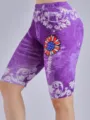 Nahaufnahme Detail von lila floral bedruckten hochgeschnittenen Radlerhosen mit Sonnenblume. - S / Unterteile / Lila