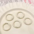 Anillos de resorte de metal blanco roto, 5 piezas mosquetones redondos de aleación para llaveros. - 5 Piezas / Beige