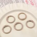 Anillos redondos de resorte de metal beige para llaveros, bolsos y manualidades DIY. - Caqui
