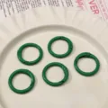 Juego de 5 anillos de resorte metálicos verdes, hebillas redondas para llaveros y accesorios DIY. - Verde oscuro
