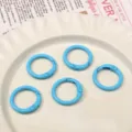 Anillos de resorte de metal de colores brillantes para llaveros DIY y bolsos. - Azul