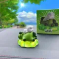 Niedliche weiße Kaninchen auf grünem Pferd Kunstharz Figur, trendiges Auto Armaturenbrett Dekor. - Umarmung Pferdestil / Grün