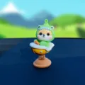 Süßer Shiba Inu Frosch Wackelkopf Auto Armaturenbrett Ornament Figur Variante grün. - Drache Shiba Piratenschiff / Grüne Jacke