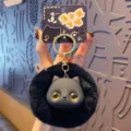 Schwarzer flauschiger Katzen-Schlüsselanhänger mit Plüschball und goldenem Metallaccessoire. - Munchkin Katze (YY0123) / OPP-Beutel / Schwarz