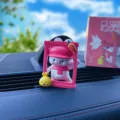 Süße Cartoon Auto Ornament Armaturenbrett Dekoration kreative Desktop Display Figur - Türrahmen-Stil (BS0057) / 1 Stück/Packung