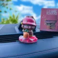 Niedliche Cartoon Hase Auto Armaturenbrett Ornament mit rosa Hut und Karotte, Trendfigur. - Karottenziehen-Stil (BS0057) / 1 Stück/Packung