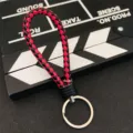 Handgemachter rot-schwarzer geflochtener Leder-Schlüsselanhänger mit praktischem Metallring. - Schwarz Rot