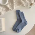 Bequeme dicke Woll-Mittelsocken für Damen, warme gerippte Wintersocken in gemütlicher blauer Farbe. - Einheitsgröße / Blau und Violett