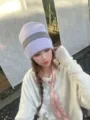 Cómodo gorro de punto de invierno para mujer, elegante diseño a rayas moradas, cálido. - 56-59 / Púrpura