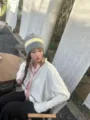 Primer plano detallado de un acogedor gorro gris con una elegante raya amarilla. - 56-59 / Gris