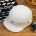 Primer plano de la gorra blanca de secado rápido con visera corta y ojales. - 55-59 / Blanco Roto