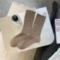 Braune einfarbige gerippte Damen Mittelsocken mit stylischem Stoffetikett, Herbststil. - Einheitsgröße / Kaffeebraun