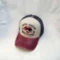 Vista detallada de la gorra de béisbol vintage lavada con estampado de fútbol y visera desgastada. - 55-59 / Rojo Oscuro