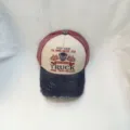 Detalle frontal de gorra de béisbol vintage desgastada con estampado gráfico de calavera. - 55-59 / Azul marino
