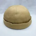 Nahaufnahme der khaki-Fischgräten-Docker-Mütze mit weichem Stoff und sauber gerollten Krempe. - M (56-58cm) / Khaki