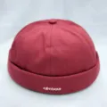 Vista detallada de un gorro docker de algodón rojo, con diseño limpio y una pequeña etiqueta. - M (56-58cm) / Burdeos