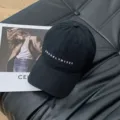 Gorra de béisbol negra clásica bordada con letras elegantes para uso diario casual. - 55-59 / Negro