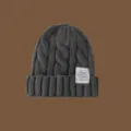 Gorro de invierno de punto grueso en color gris oscuro con vuelta y etiqueta cálida - Gris