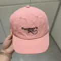 Detalle en primer plano de la gorra de béisbol rosa de secado rápido con bonito bordado. - 55-59 / Rosa Claro