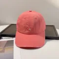 Detailansicht der rosafarbenen, atmungsaktiven Baseballkappe mit R-Stickerei und Schirmtext. - 55-59 / Fuchsia