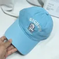 Vista detallada de la bonita gorra de béisbol bordada de estilo coreano azul claro. - 55-59 / Azul cielo
