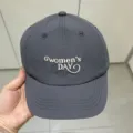 Detalle de la gorra de béisbol gris oscuro de secado rápido con elegante bordado blanco. - 55-59 / Gris oscuro