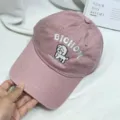 Dettaglio in primo piano del berretto da baseball in rosa con ricamo carino di Bichon. - 55-59 / Rosa