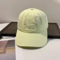 Nahaufnahme einer hellgrünen, schnelltrocknenden, atmungsaktiven Baseballkappe mit Stickerei. - 55-59 / Zitronengelb