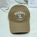 Primo piano del cappellino da baseball in cotone kaki con ricamo di cane e dettagli. - 55-59 / Colore cachi scuro