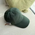 Detalle de gorra de béisbol de algodón verde oscuro, diseño de corona suave con correa de cuero. - 55-59cm / Verde Oscuro