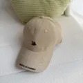 Primer plano de la gorra de béisbol beige con bordado LA delantero y detalles en la visera. - 55-59cm / Caqui
